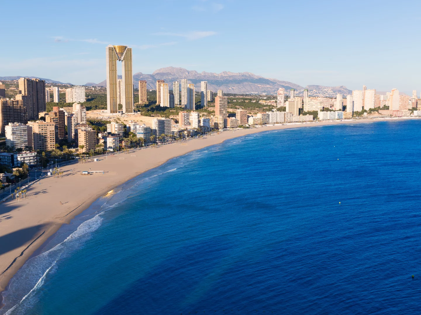 Plaża Poniente — szeroki, spokojny piaszczysty brzeg