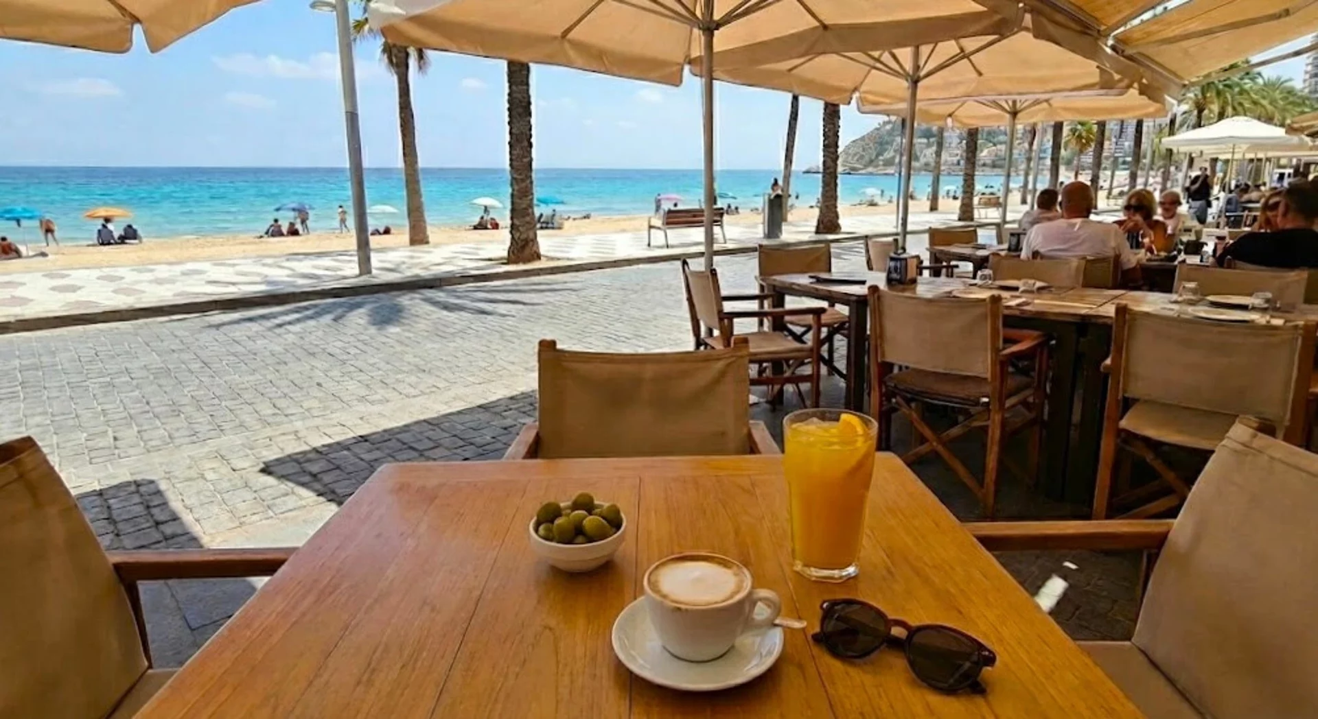 Restauracja na promenadzie przy plaży Poniente